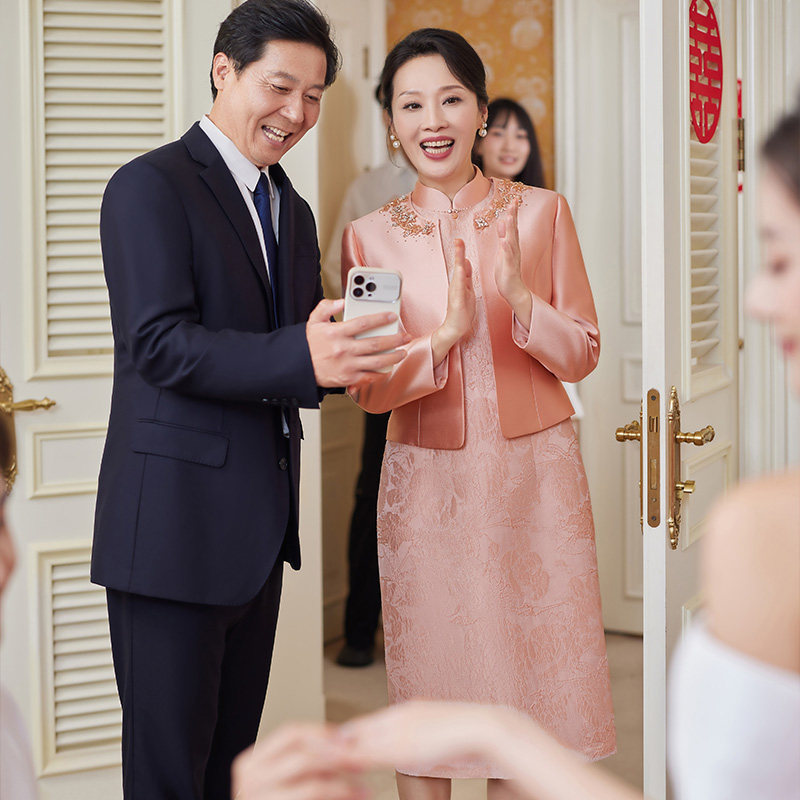 飞尼克斯2025春新款粉色提花连衣裙两件套装妈妈婚宴礼服高贵年轻