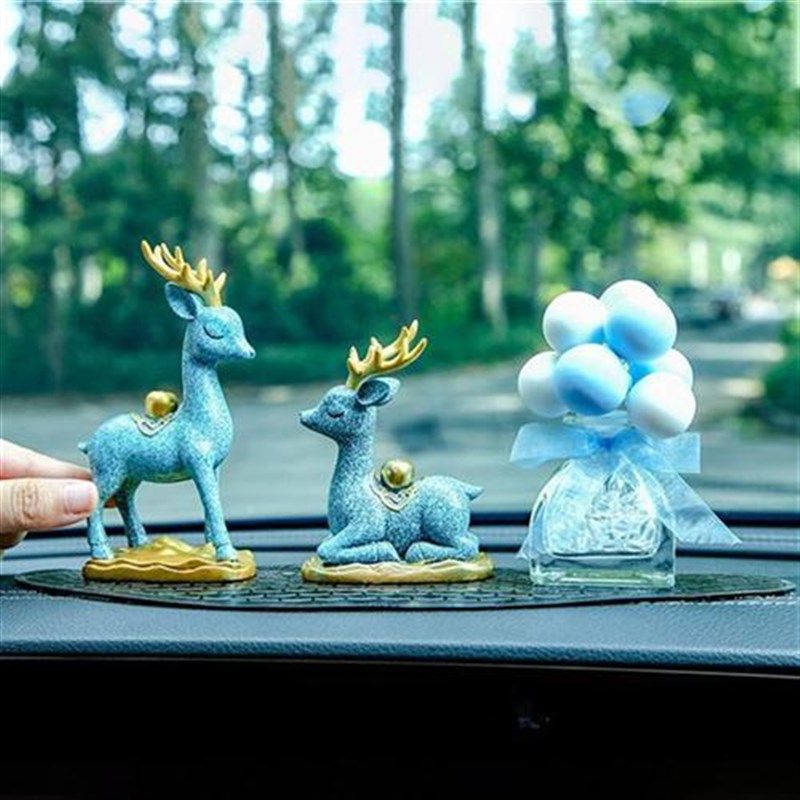 新款汽车上摆件一路平安鹿车内饰品女车载中控台装饰用品大全