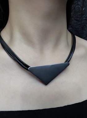 欧美小众设计黑色皮绳三角形项链女脖链时尚气质冷淡风高级感颈链
