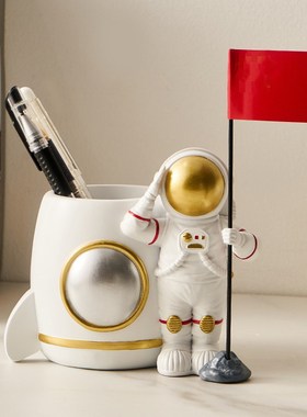 轻奢高级感宇航员笔筒男孩办公室桌面摆件学生儿童房书桌装饰礼物