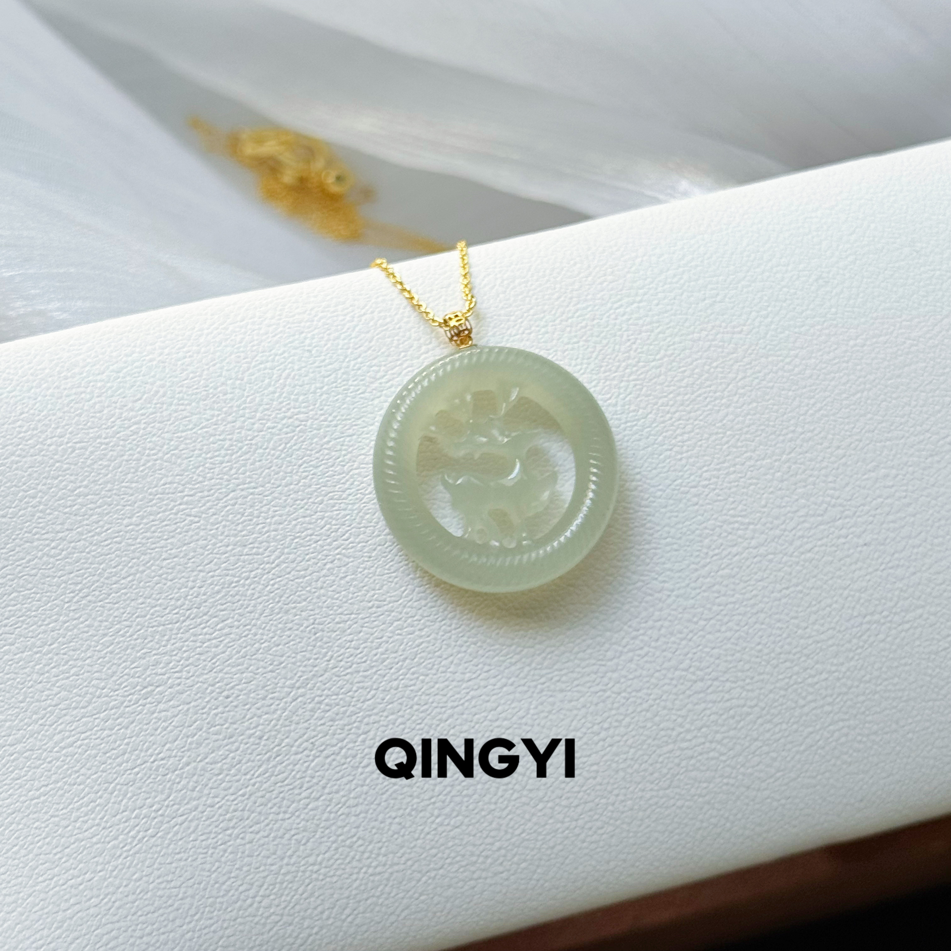 天然俄料和田玉晴水圆牌吊坠18k金一鹿有你女款玉石挂件送礼物