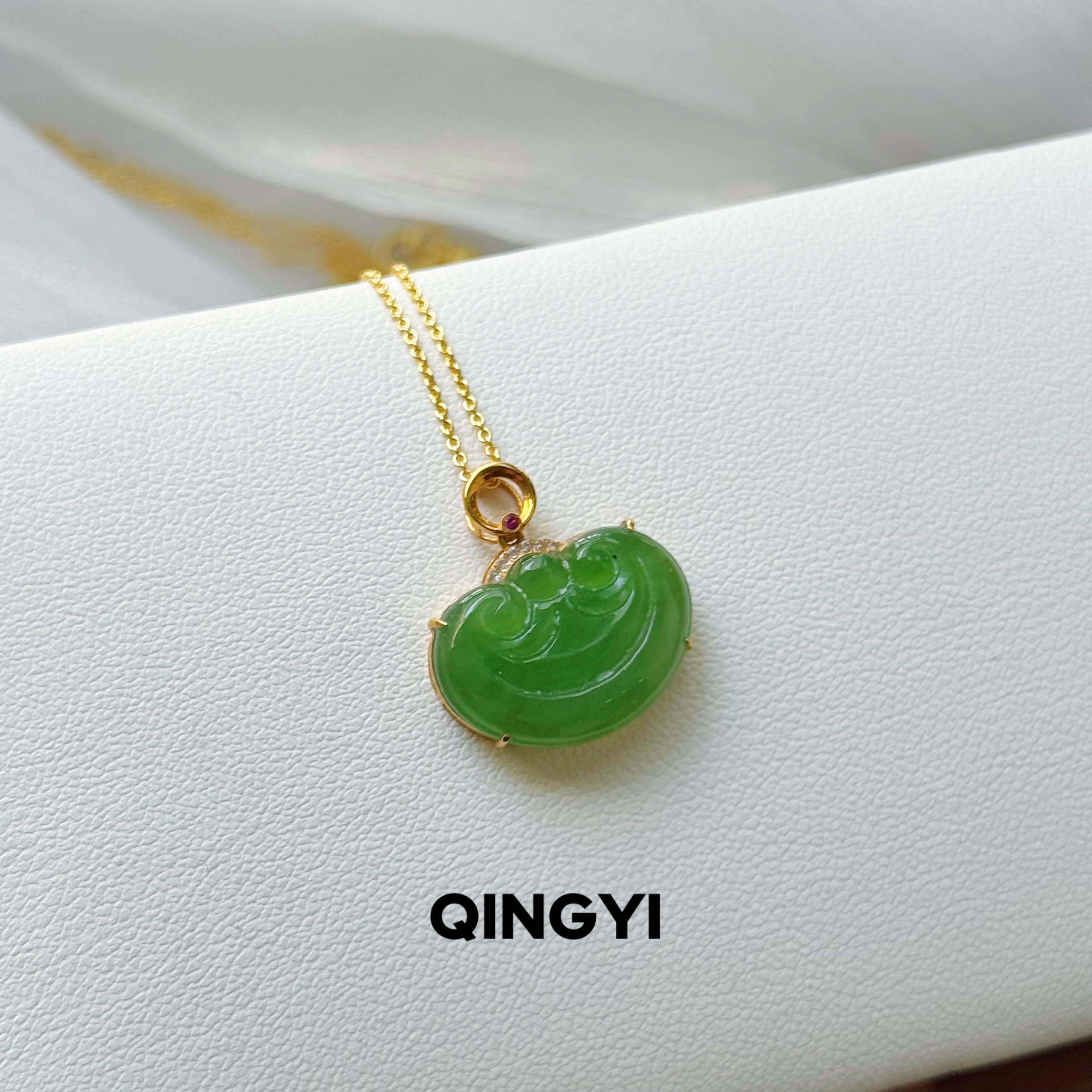 天然俄料和田玉碧玉如意吊坠18k金果绿色女款玉石挂件送女友礼物