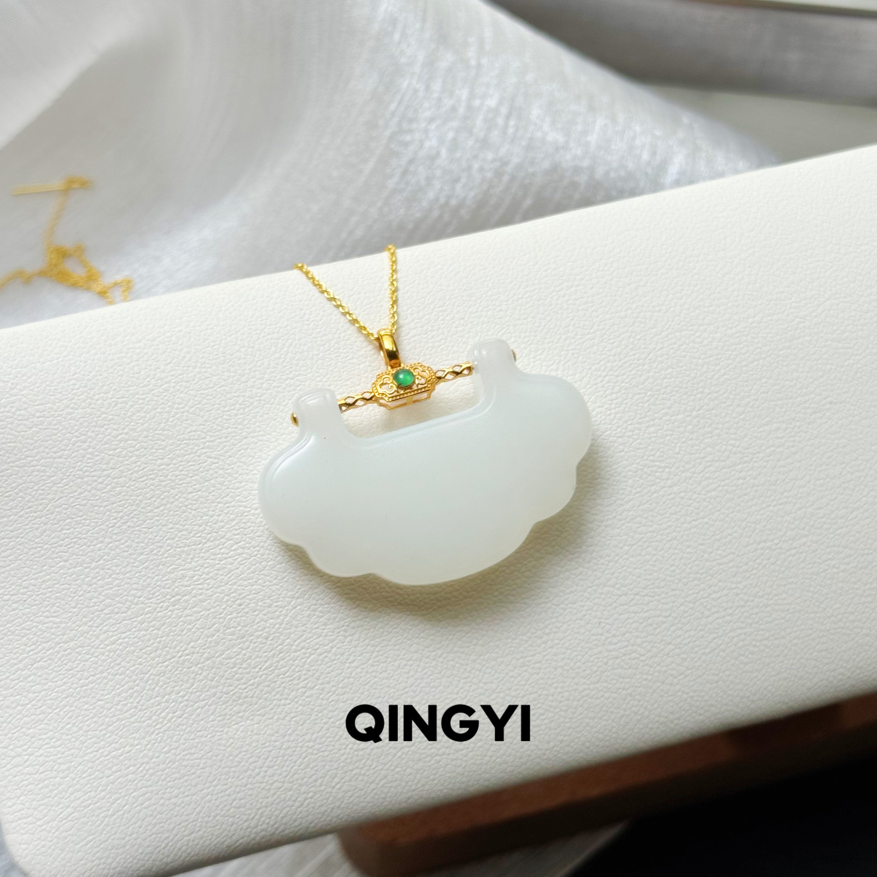 天然新疆和田羊脂玉如意锁吊坠18k金镶女款平安锁玉石挂件送朋友