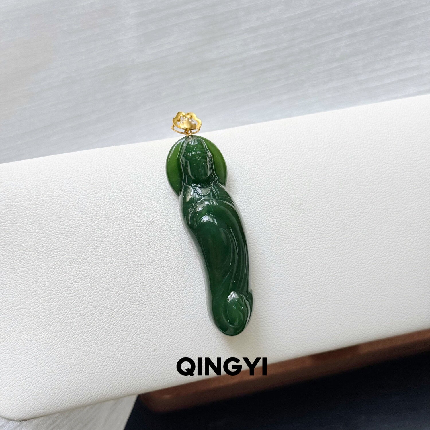 天然俄料和田玉碧玉观音菩萨吊坠18k金女款菠菜绿玉石挂件送朋友
