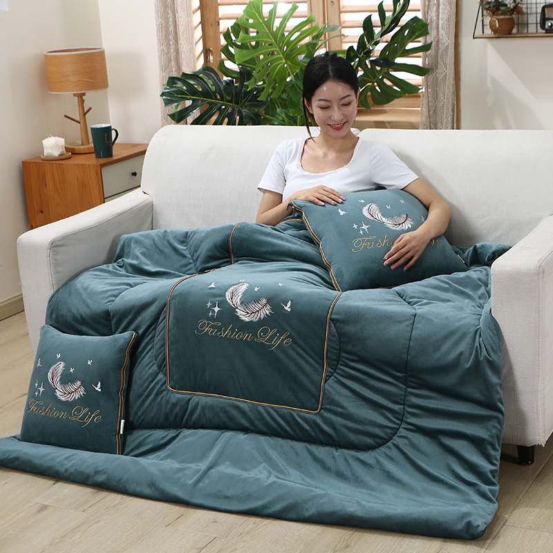 抱枕被子两用2022新款冬季加厚珊瑚绒毯子折叠汽车载靠枕头二合一