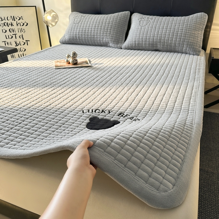 A类牛奶绒夹棉加厚绣花床垫