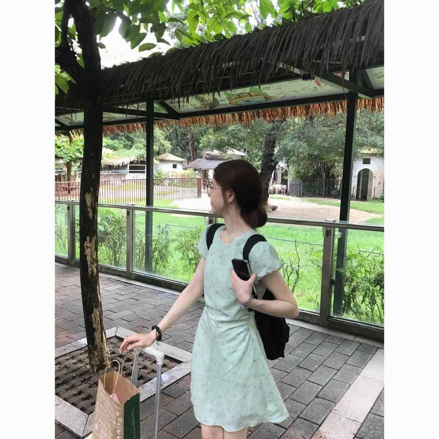 韩系ins风泡泡袖碎花连衣裙女夏季温柔风收腰显瘦A字裙绿色短裙子