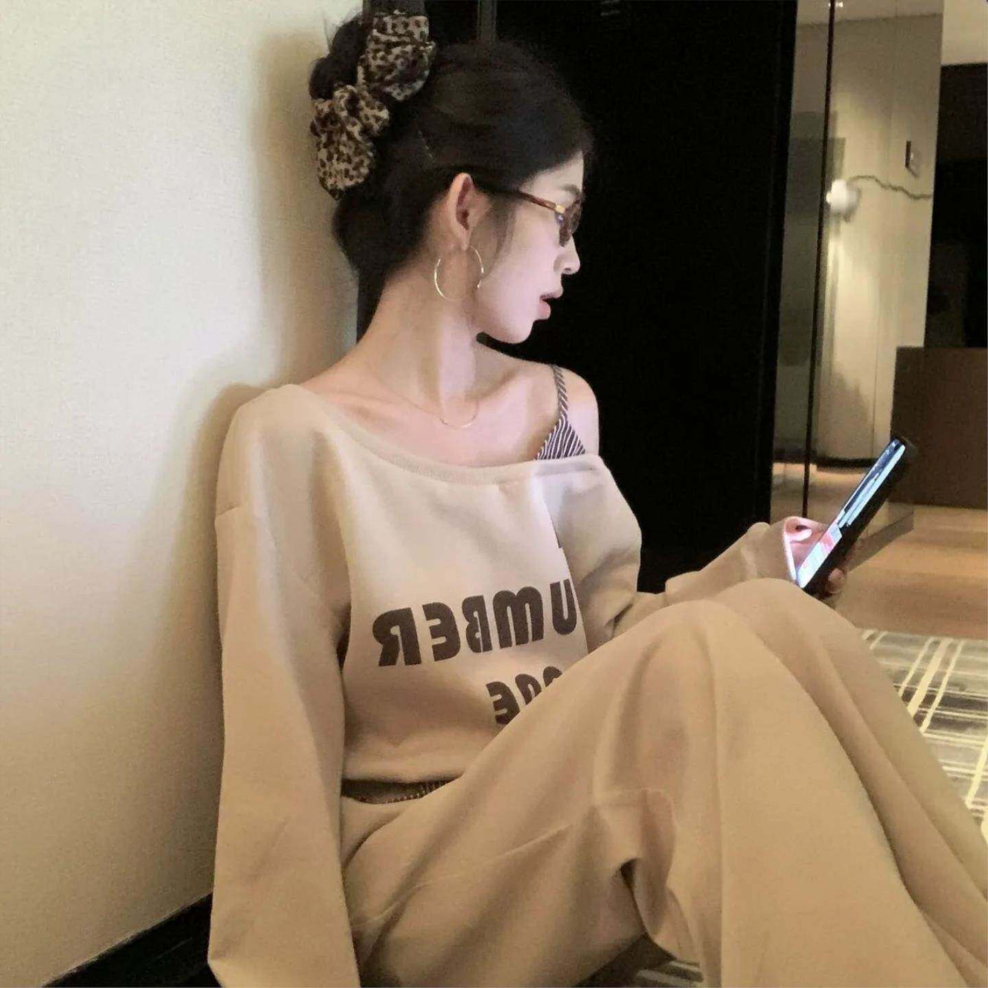 复古长袖斜肩印花卫衣高腰拼接条纹阔腿休闲裤女
