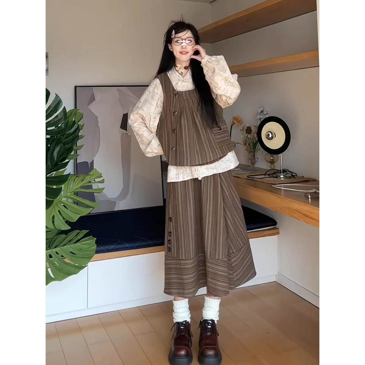 不对称条纹马甲+高腰半身裙+印花衬衣秋季咖色叠穿三件套装女