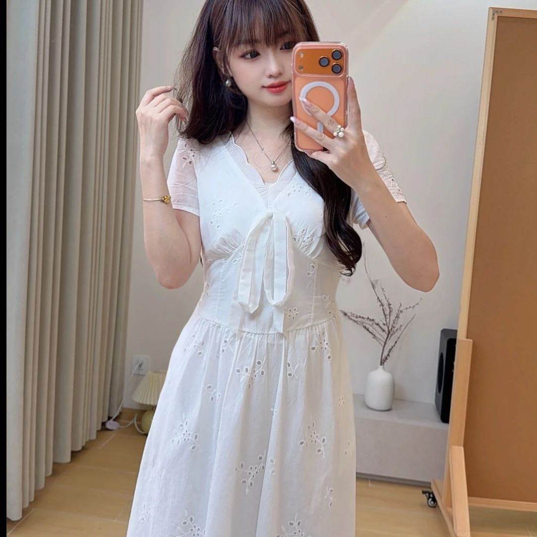 2026夏季新款法式气质白色短袖V领收腰显瘦长款连衣裙女
