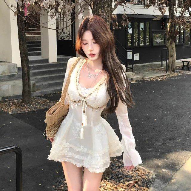 韩系辣妹小个子连衣裙纯欲设计感绣花长袖款女约会穿搭白色连衣裙