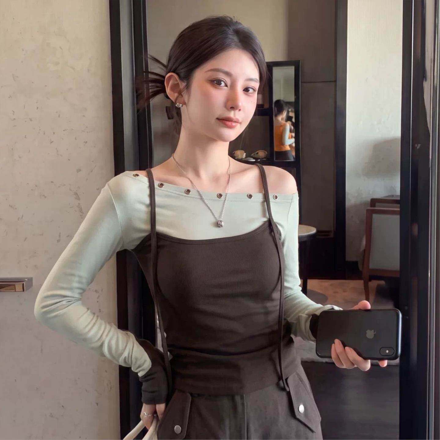 甜辣妹斜肩假两件长袖t恤女春季款撞色吊带拼接铆钉露肩修身上衣