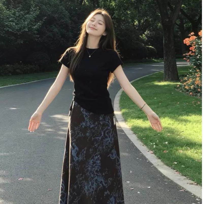 韩系黑色圆领短袖T恤印花半身裙两件套女夏季款显瘦气质穿搭套装