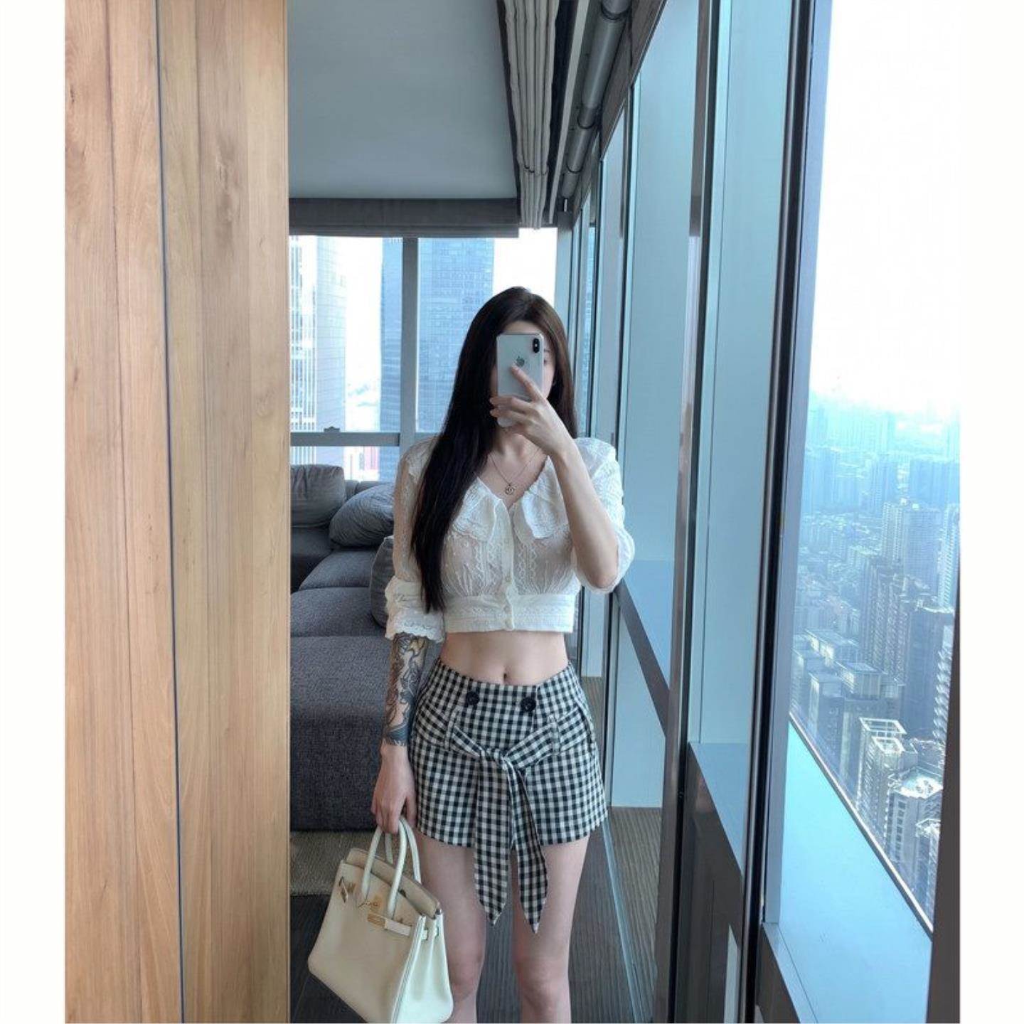 纯欲风两件套女2026年秋季法式娃娃领蕾丝上衣格纹绑带短裤子套装