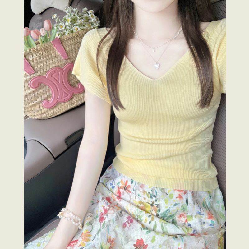 多巴胺黄色v领针织短袖T恤套装女夏高腰浪漫印花半裙两件套