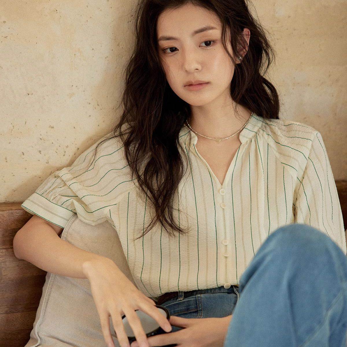 法式复古条纹v领衬衫女夏2026新款绿色短袖衬衣小众宽松显瘦上衣