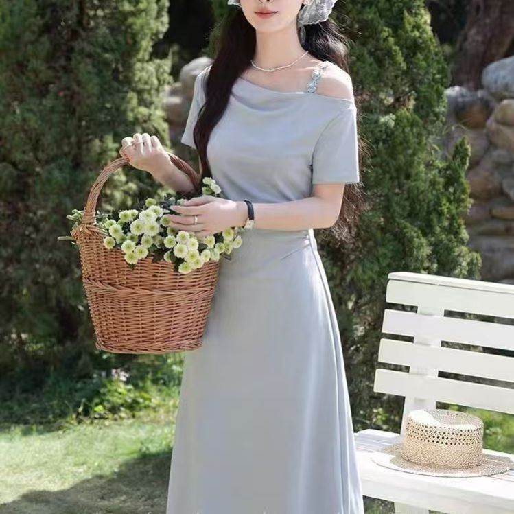 2026韩版简约法式蓝色连衣裙女夏季新款设计感漏肩显瘦裙子