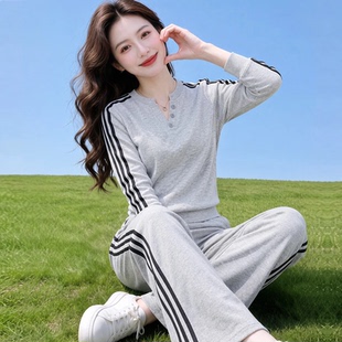2孔雀服饰秋季新时尚运动套装女宽松显瘦妈妈休闲减龄卫衣两件套