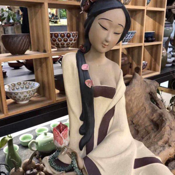 石湾陶持莲荷花仕女陶瓷创意摆件手工红木家具茶庄办公室装饰陈设