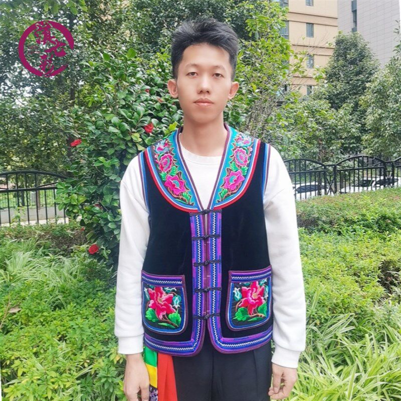黑底绣花禄劝马甲新款彝族马夹精品绣花男马褂黑色云南民族服装男