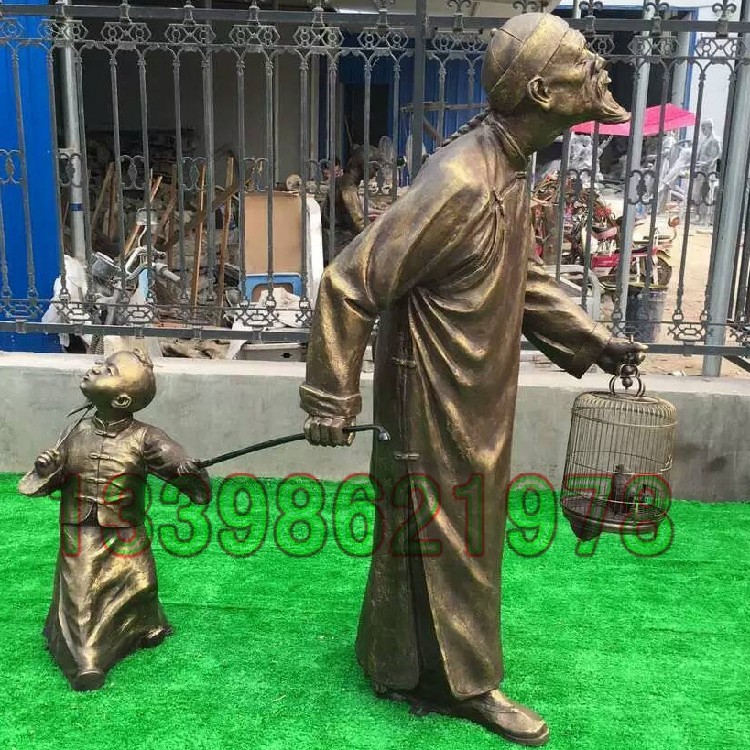 古代人物遛鸟雕塑步行街广场民俗文化玻璃钢老人小孩休闲铜像定制