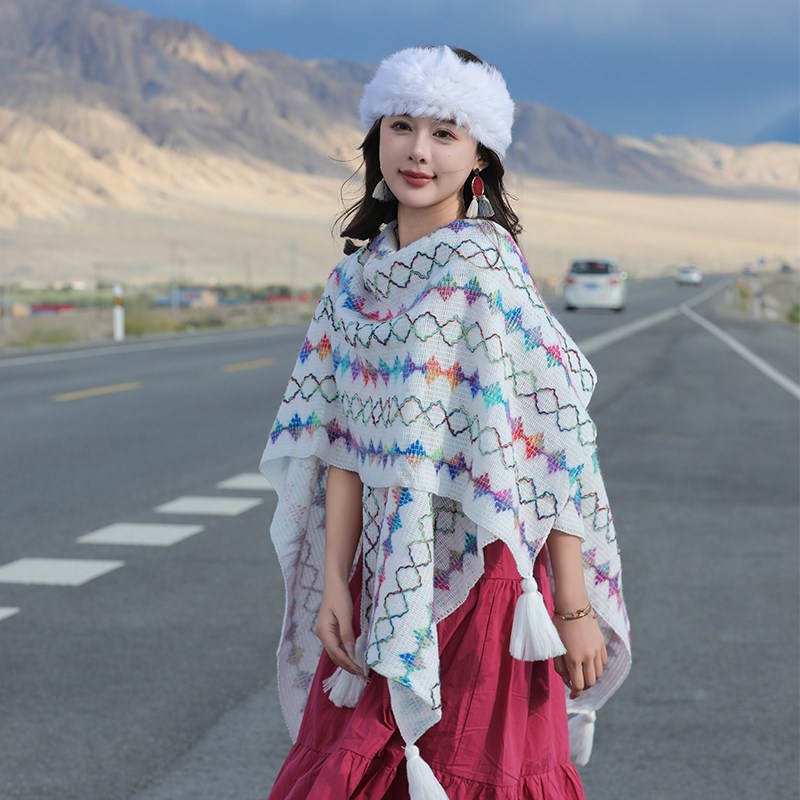 周给给大西北旅游l斗篷披风女川西外搭民族风披肩开衫秋冬白