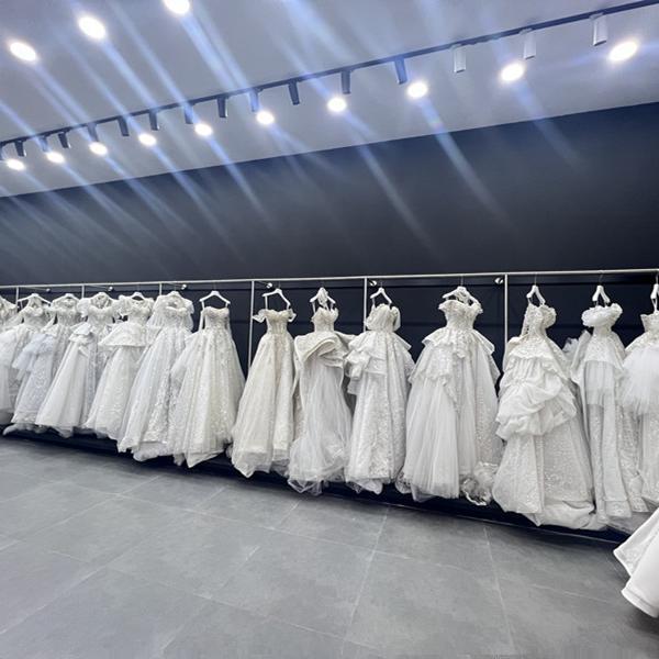 婚纱店展钢架不锈上墙壁挂婚纱吊礼架服陈列挂衣示架落地靠墙订制