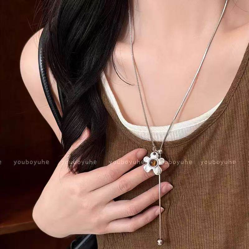 花朵项链女轻奢高级感小众吊坠长款毛衣链大气高档四季百搭配饰