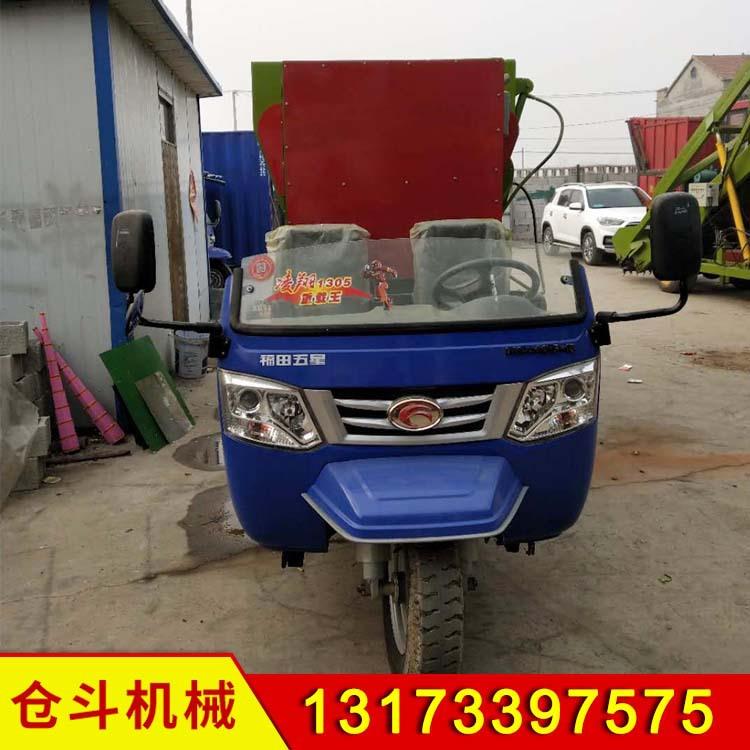 环保电动撒料车报价机械设备牛羊电动撒料车5立方柴油喂料机