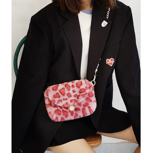 可爱迷你毛绒绒豹j纹包包女2021秋冬新款潮小众设计粉色斜挎手机
