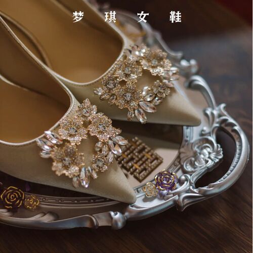 喜艳香槟b色法国丝绸和缎面婚礼鞋细高跟鞋尖趾浅口莱茵石方扣高