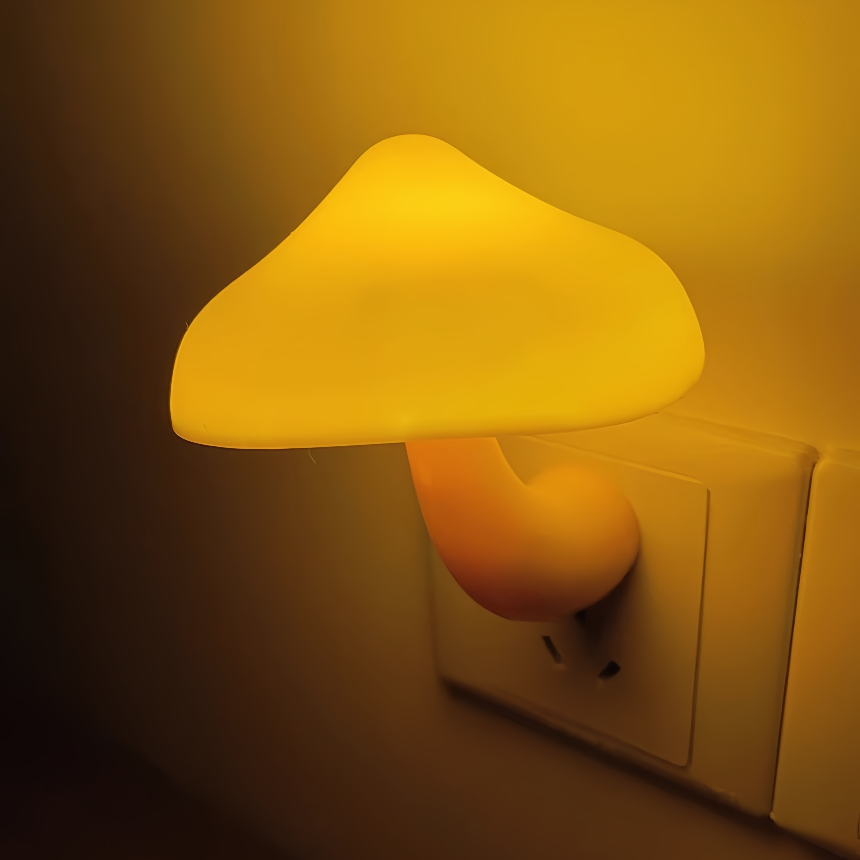 这个小蘑菇灯是人体感应的