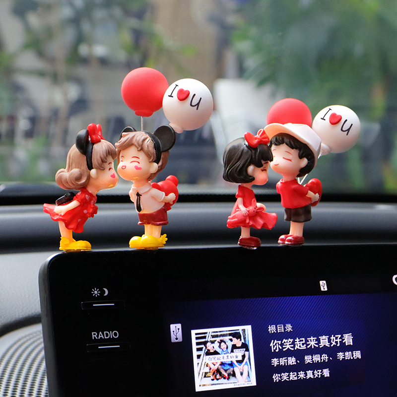 车载甜蜜情侣摆件中控台仪表y台创意屏幕小可爱摆件汽车内装饰品