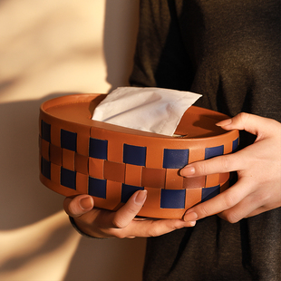 棋盘格皮革纸巾盒客厅高档轻奢手工编织餐桌高级感酒店家用抽纸盒