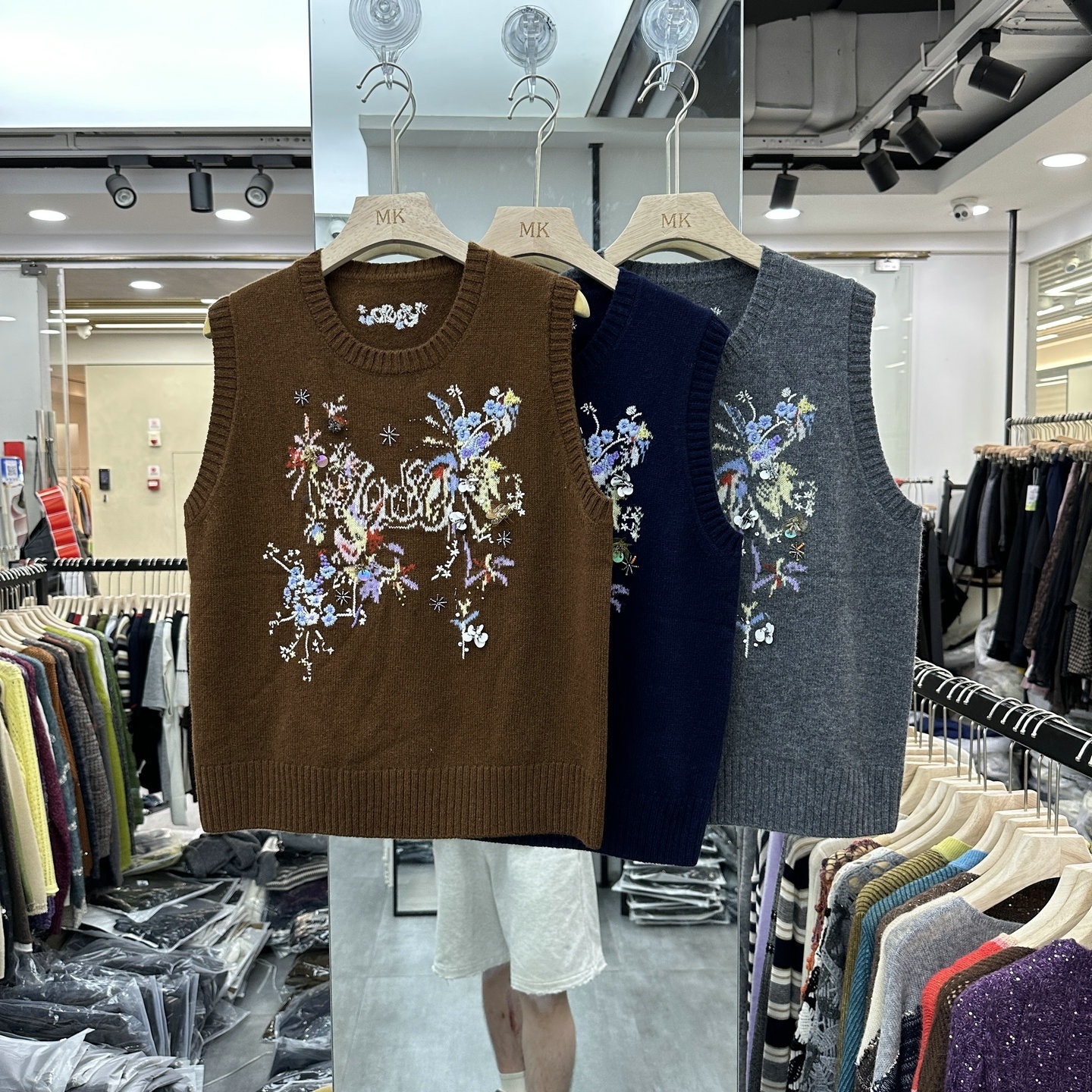 欧洲站2025早秋新款时尚圆领刺绣无袖针织衫女宽松百搭显瘦上衣潮