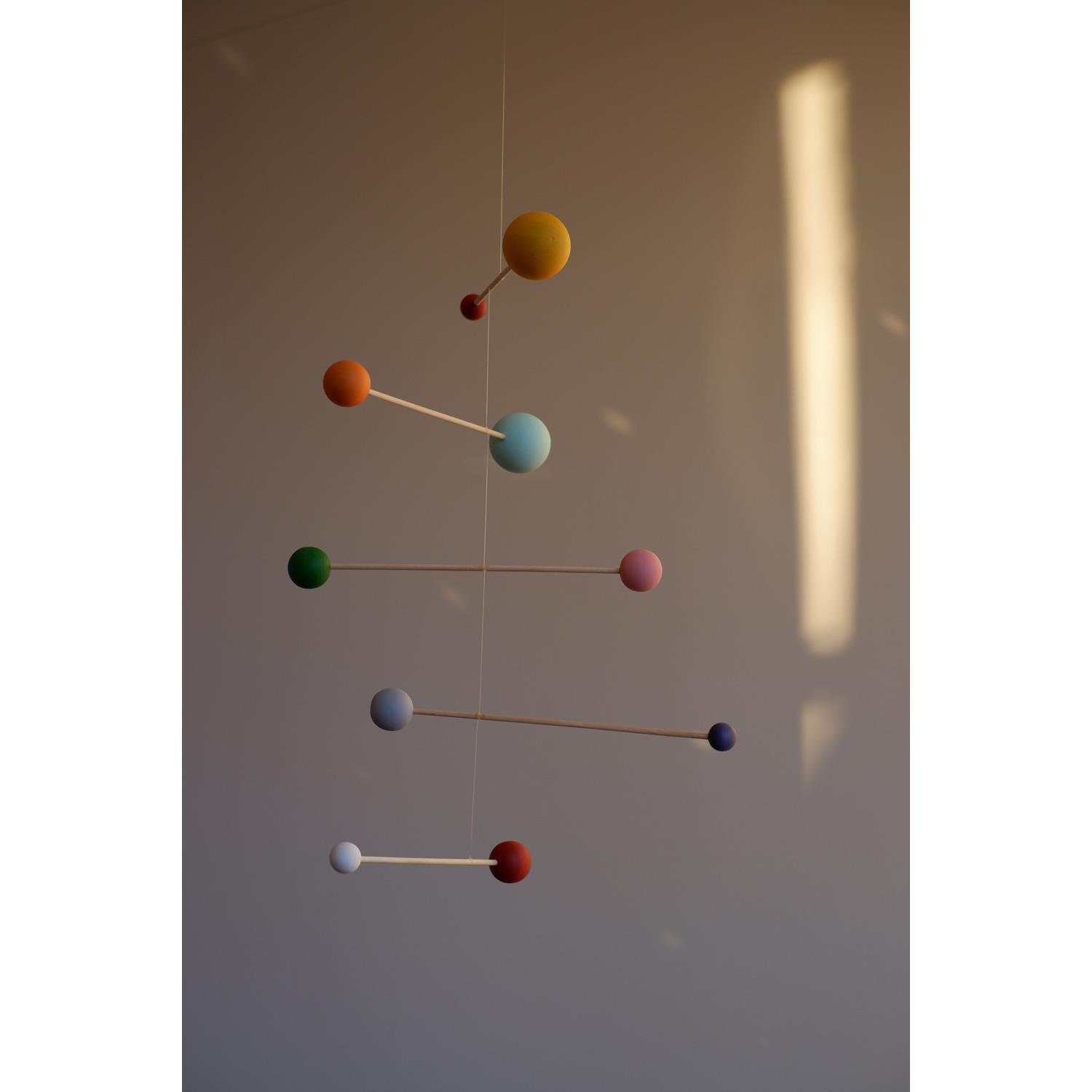 俄罗斯动态平衡吊饰多巴胺彩色球挂饰无声风铃儿童房木质挂件礼物