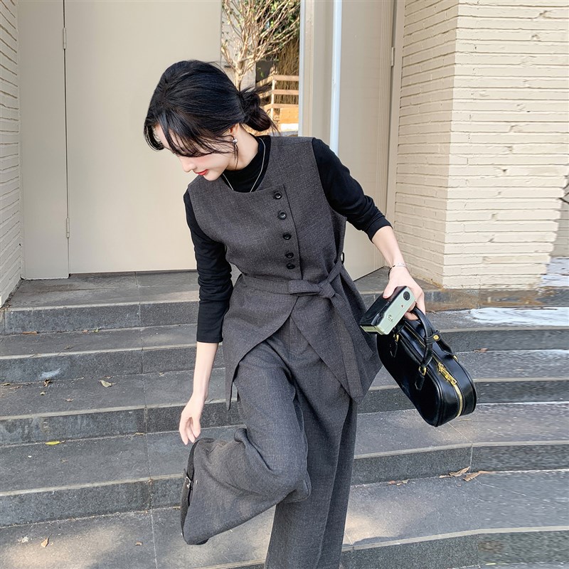 灰色通勤风系带收腰马甲套装女2026春季高L级感打底衫阔腿裤三件
