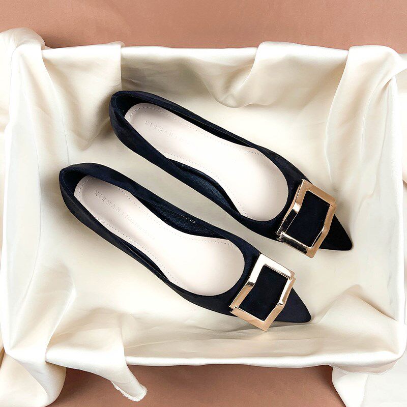 通勤黑色尖头平底单鞋女职业2025年新款春秋季绒面浅口方扣高跟鞋