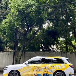 问界M8全车改色彩绘定制改色膜悬浮顶双拼亮银车衣太阳隔热玻璃膜