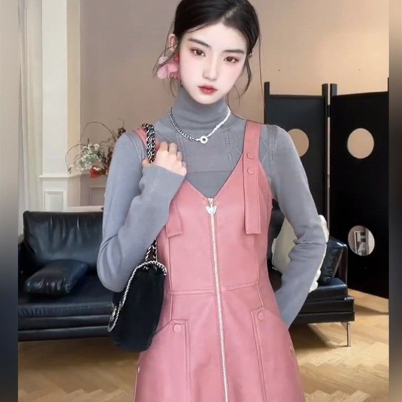 胖mm法式甜辣妹高m级感粉色背带连衣皮裙女秋冬内搭高领打底衫套