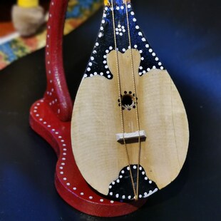 新疆哈萨克族乐器冬不拉舞台演奏道具客厅餐厅酒店装饰品摆件纪念