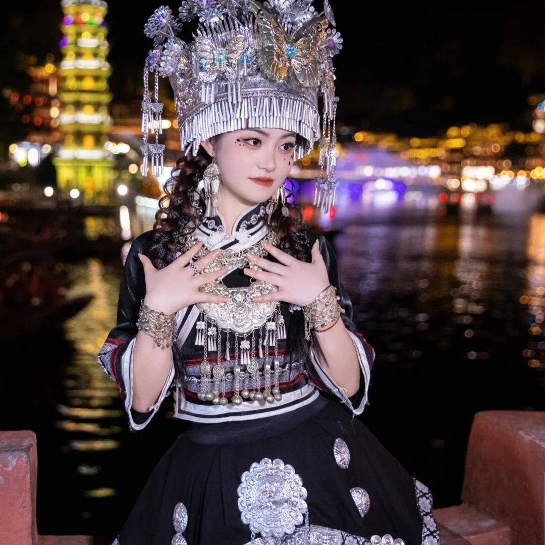 新款苗疆少女云南贵州苗族土家族少数民族爆款舞台旅拍摄影服装