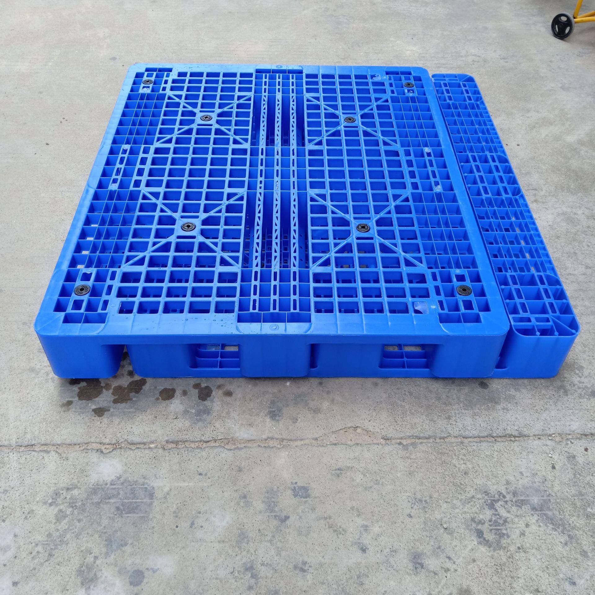 供川字型塑料托盘蓝色网格防潮塑胶防潮板销上货架托盘内置钢管