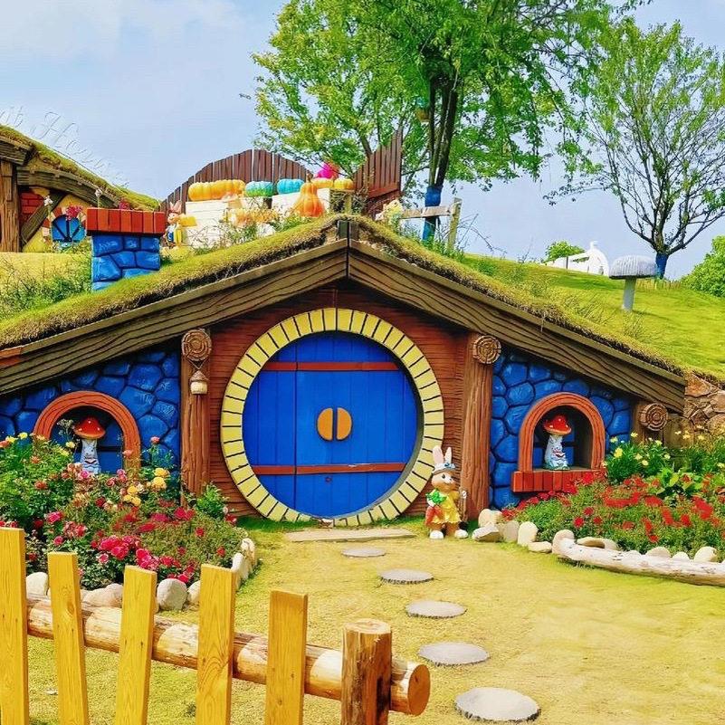 霍比特小屋造型农场网红打卡木屋热气球气球飞屋风景区幼儿园背景