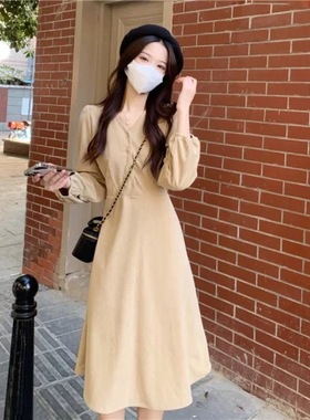 感初恋茶歇裙子V领配大衣长裙女秋季法式温柔风连衣裙别致春秋款
