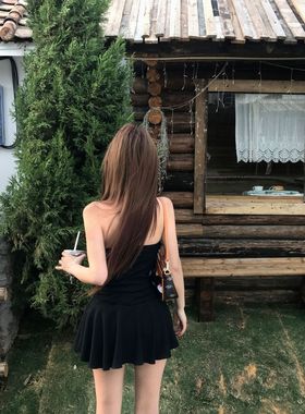 法式赫本风黑色挂脖连衣裙女2025新款温柔气质感收腰a字短裙