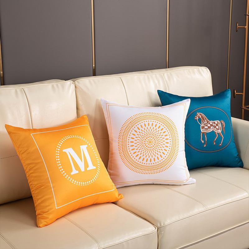 沙发抱枕轻奢橙色马仕丝绸靠枕套夏季冰丝ins样板房客厅靠背含芯