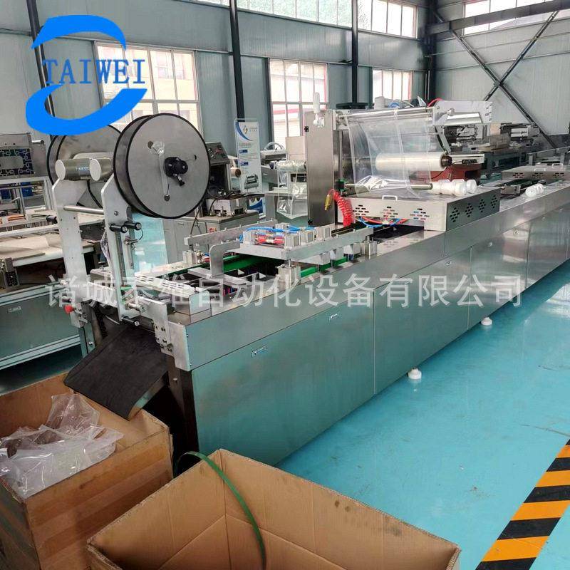 三文鱼片半片鱼全自动连续封口机阿胶糕即食产品全自动真空封口机