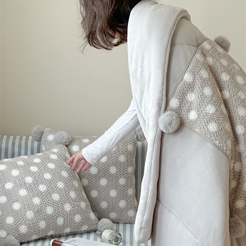 加厚牛奶绒抱枕被子两用办公室午睡毯学生M宿舍盖被汽车载靠垫加