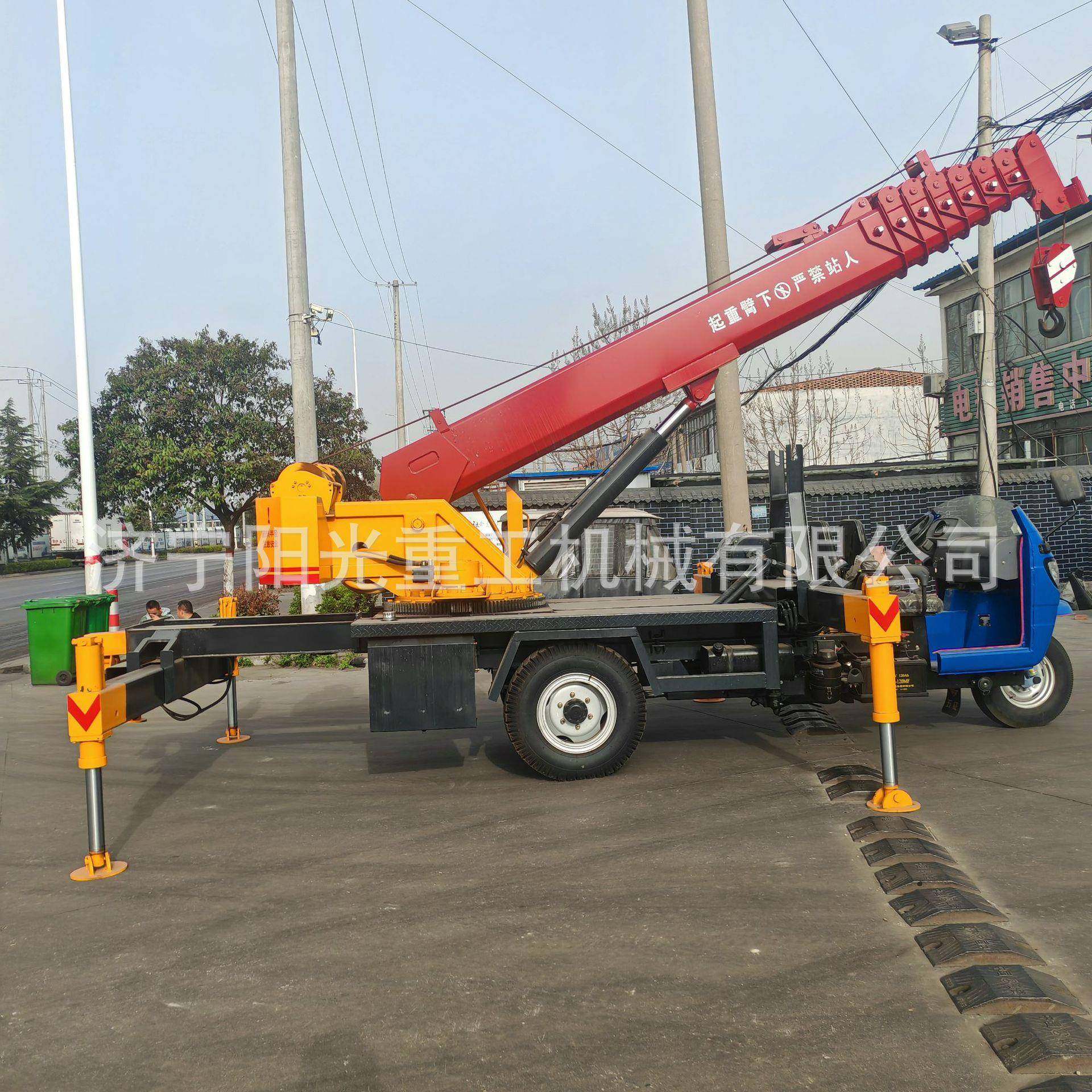 5吨三轮吊车三轮改装吊机建筑工程小型三马子起重机油电两用